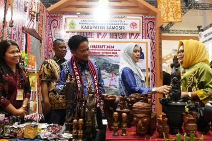 Kunjungi Seluruh Stan asal Sumut di Inacraft 2024, Pj Gubernur Hassanudin Beri Motivasi para Pengrajin